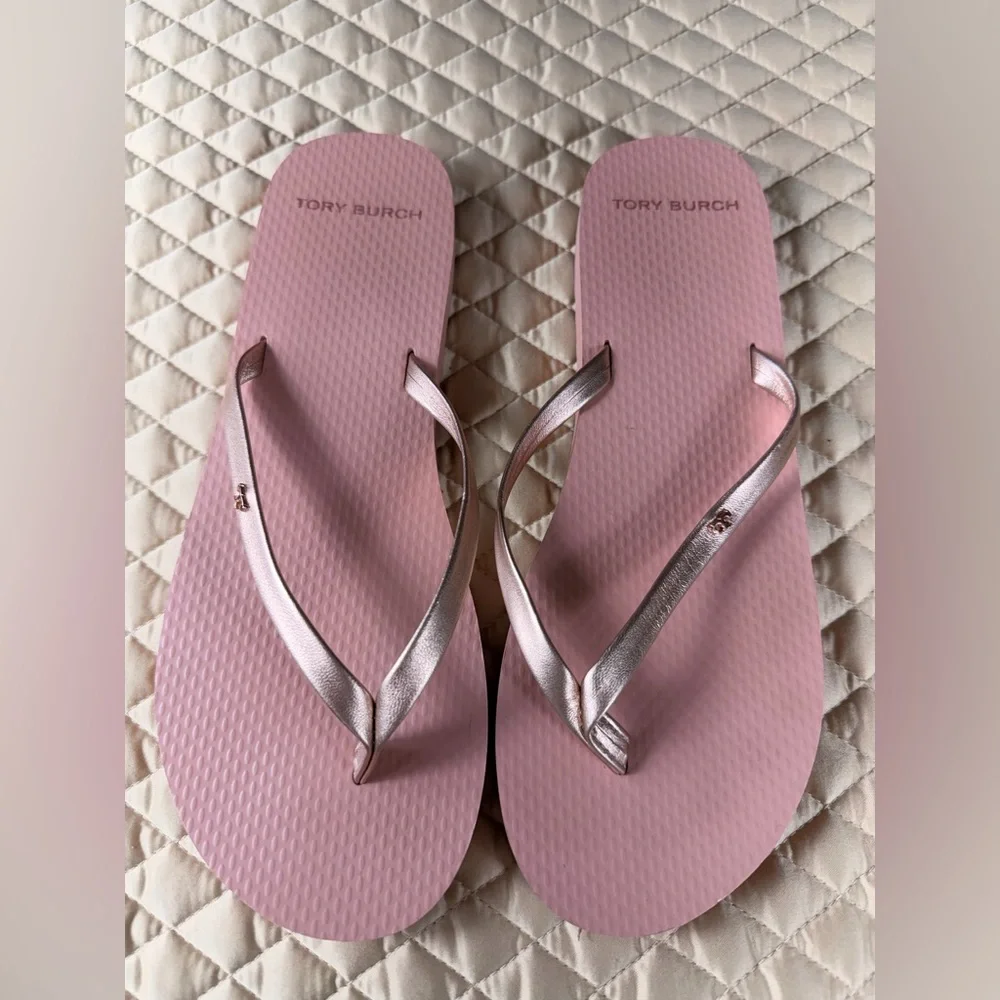 Tory Burch Logo Metallic Rose Gold Flip Flops, Size 8 - Picture 6 of 7